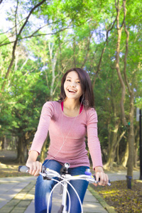 漂亮的女孩骑着自行车享受空闲时间