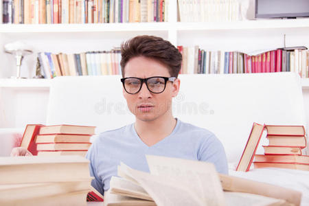迷茫的学生戴着眼镜看书
