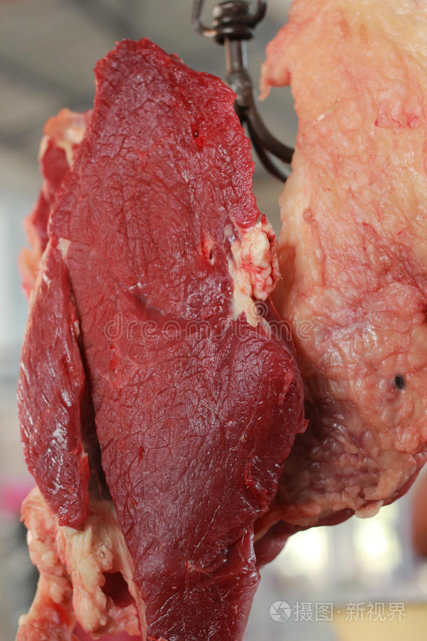 市场上的生牛肉