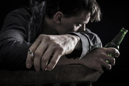 应酬酗酒酗酒和抽烟使人沮丧.照片