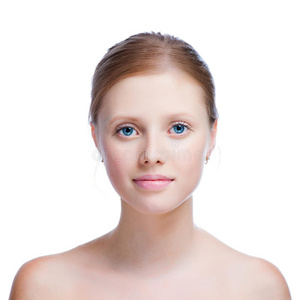 面部健康皮肤的年轻成年女性画像