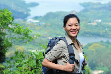 年轻女子登山峰