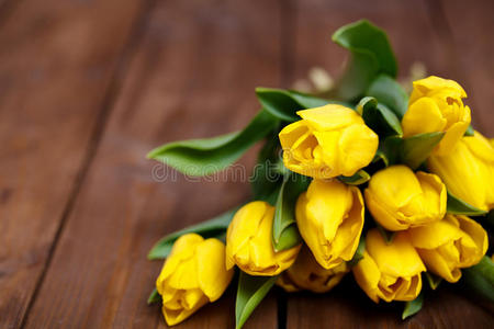 木板上的黄色郁金香