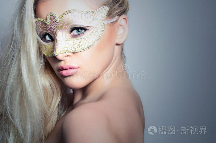 穿金色衣服的金发美女面具女孩