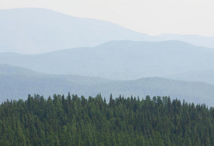 云雾笼罩群山