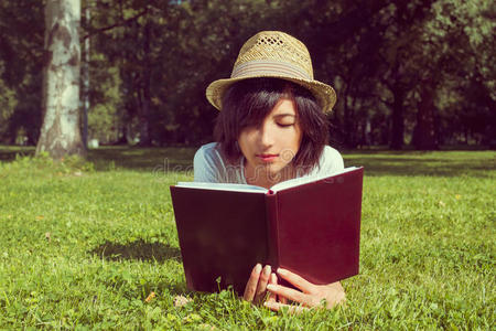 女人在草地上看书图片