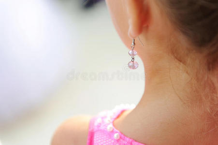 粉红水晶耳环