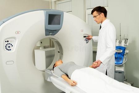 医生和病人在电脑断层扫描