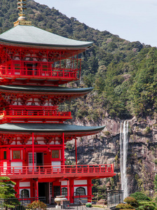 静谧的塞甘托吉寺和纳池瀑布图片