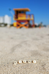 沙滩上有字母