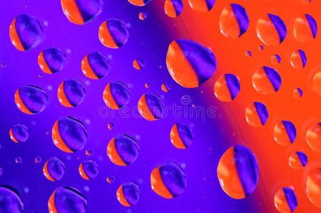 橙色和蓝色的水滴
