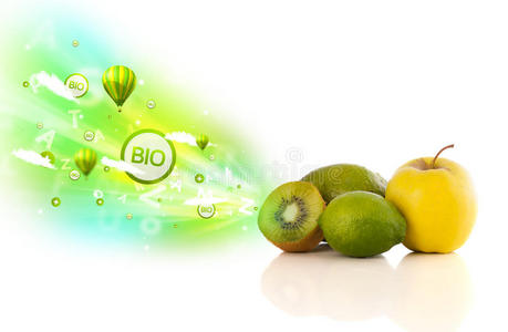 彩色多汁水果，绿色环保标志和图标