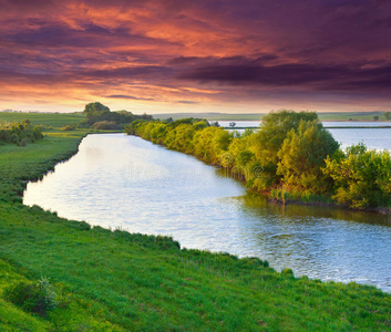 河上美丽的夏日早晨照片