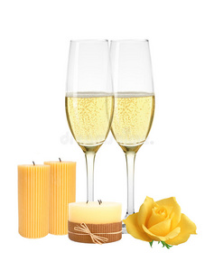 两杯香槟，蜡烛和黄玫瑰