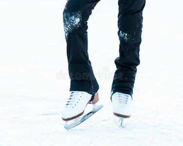 冰面上穿着溜冰鞋的脚