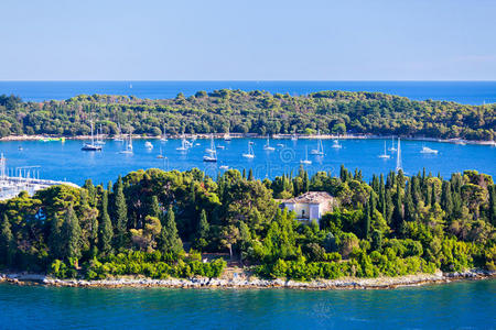 克罗地亚群岛和亚得里亚海。rovinj belfry鸟瞰图