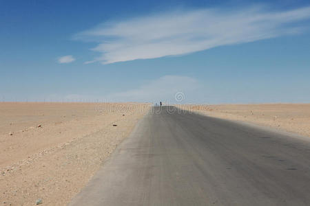 戈壁沙漠中的孤独之路图片
