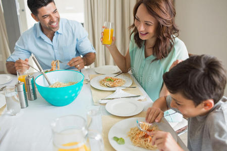 大视角餐桌上三口之家的大视角照片