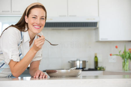 微笑的年轻女子在厨房准备食物