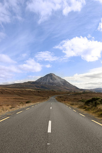 通往errigal山脉的主要道路