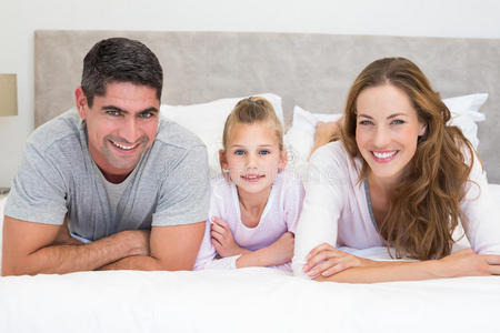 快乐的一家人在床上图片