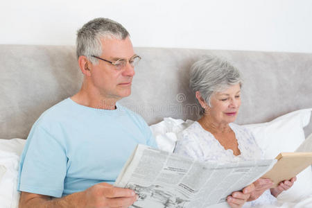 家里有报纸和书的老年夫妇