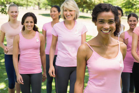 公园参与乳腺癌宣传的妇女图片
