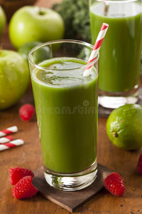 健康绿色蔬菜水果冰沙汁图片