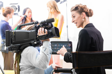 导演专业给摄影师指导录像制作的导演照片