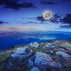 夜间有森林的石质山坡上的灯光