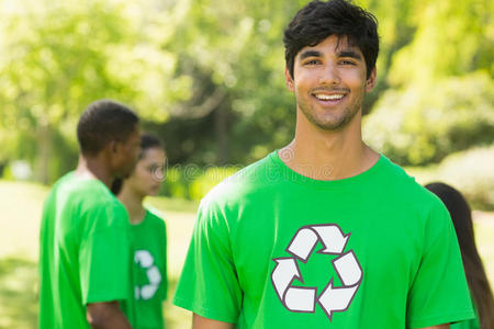 公园里穿着绿色环保t恤的微笑男子
