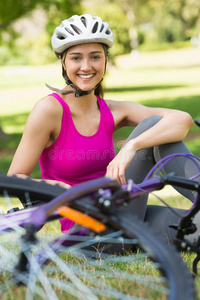 公园里骑自行车戴头盔的快乐女人