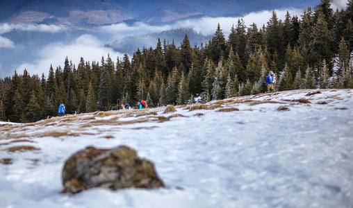 雪山中的游客