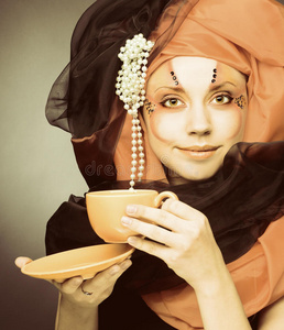戴黑橙色头巾的年轻女子图片