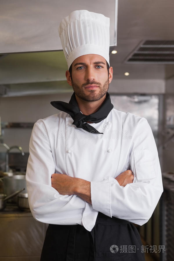 严肃的厨师长双臂交叉看着镜头照片-正版商用图片12ntx6-摄图新视界