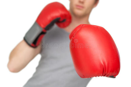 戴红色拳击手套的运动员