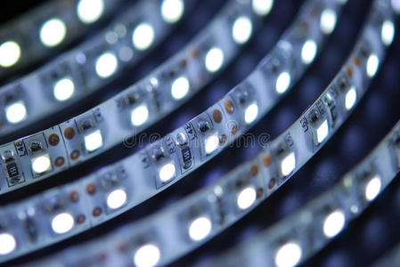 首页灯带发光二极管灯泡孤立在白色背景上的 led 的灯泡led 灯条抽象