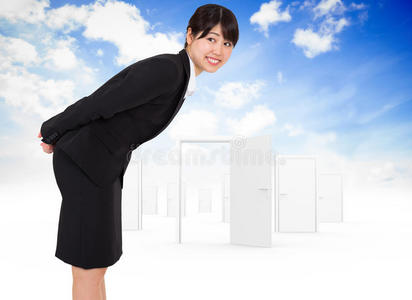 弯腰微笑人像图片