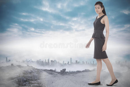 亚洲女商人行走的合成图像