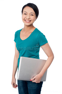 微笑的亚洲女性手持笔记本电脑