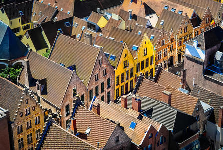 历史城镇的旧屋顶和彩色房屋细节