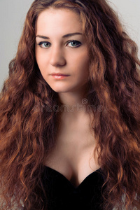 一位留着红色长发的年轻女子的特写照片