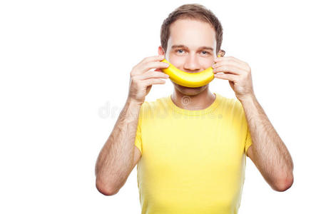 男孩抱着香蕉，就像他的微笑
