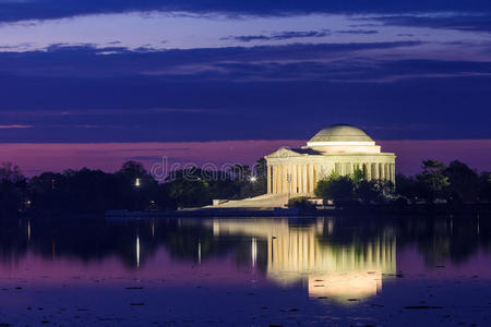 华盛顿樱花节期间的杰斐逊纪念馆