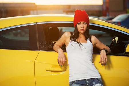 站在车旁的时髦年轻女子