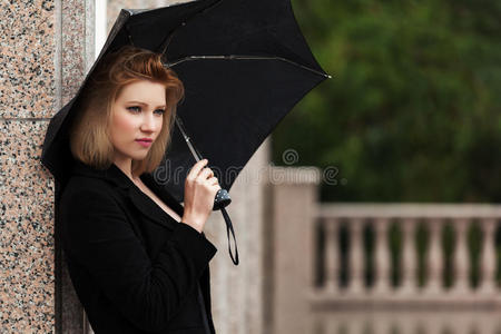 雨中带伞的伤心女人