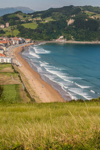 a b背景为guetaria的zarautz全景图