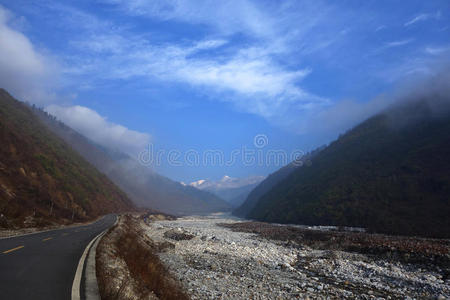 道路附近的雪河