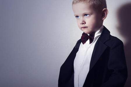 穿着蝴蝶结的时髦小男孩领带。时髦孩子。时尚儿童。4岁黑衣小孩