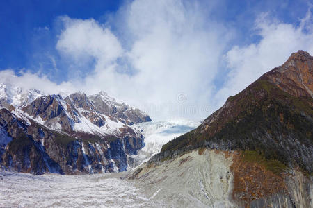 牛背山冻河图片